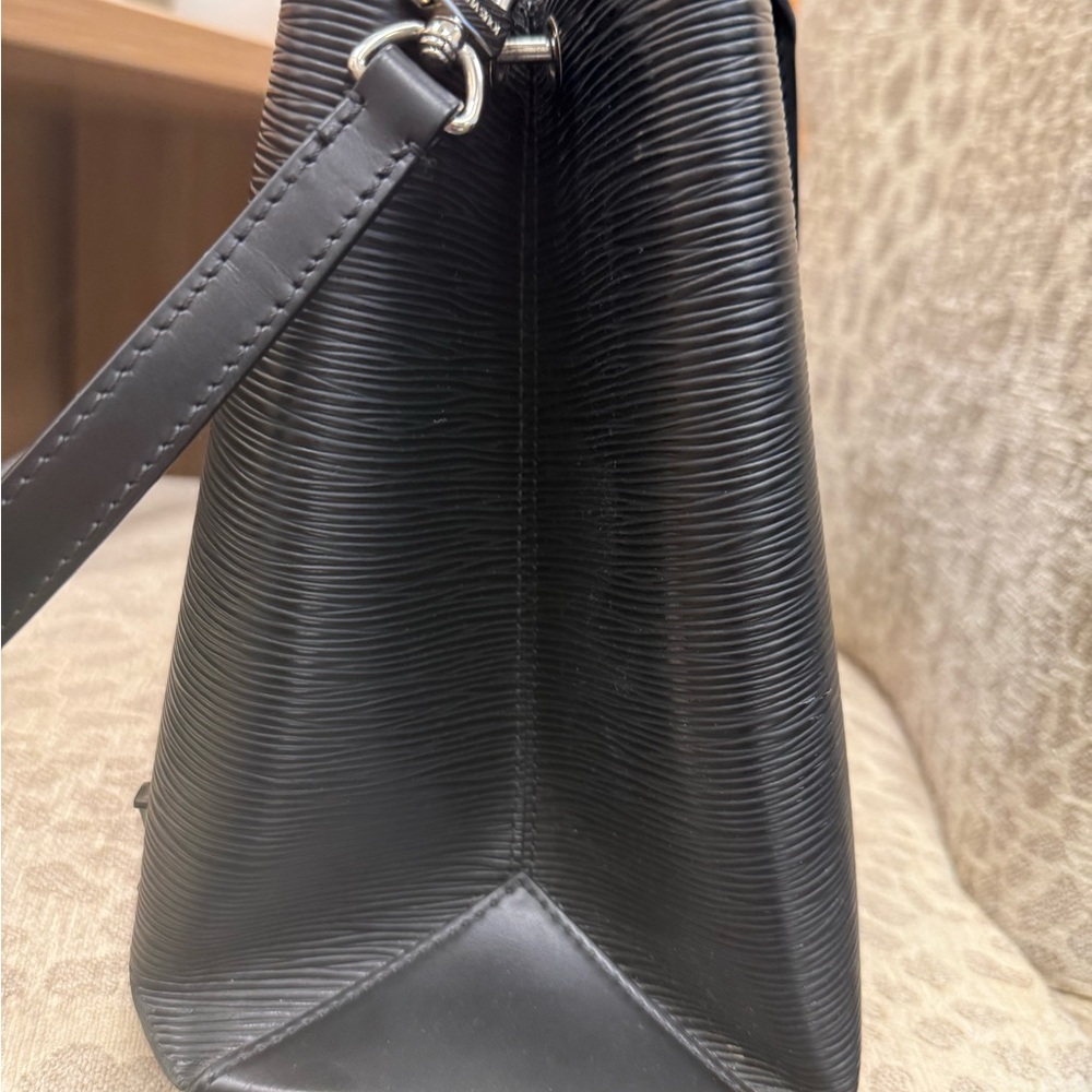 Louis Vuitton Black Epi Leather Kleber MM - Picture 4 of 15